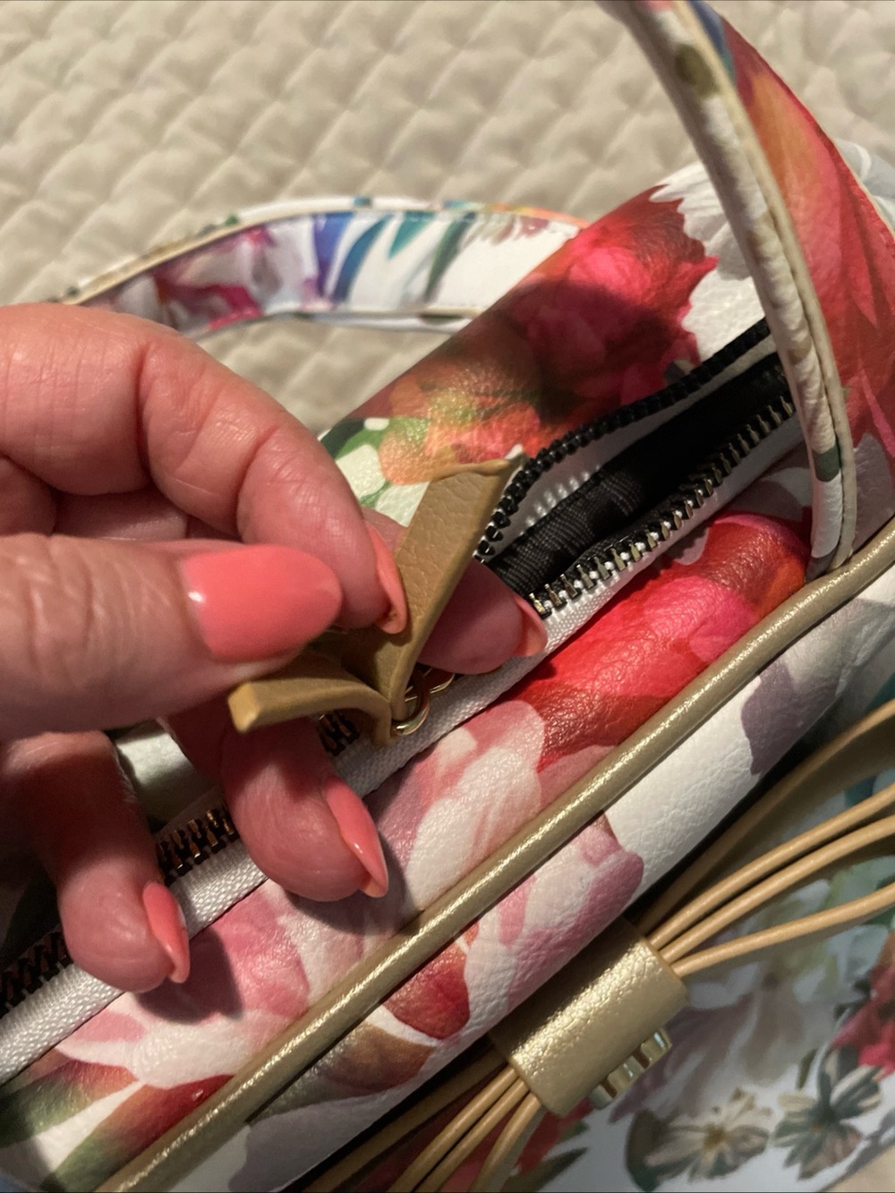Lg BETSEY JOHNSON White Floral Cosmetic Bag with Gold Bow Accent new without tag - Picture 4 of 10